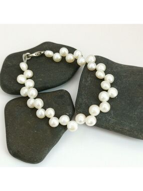 7" White freshwater Button Pearl  bracelet 🆕